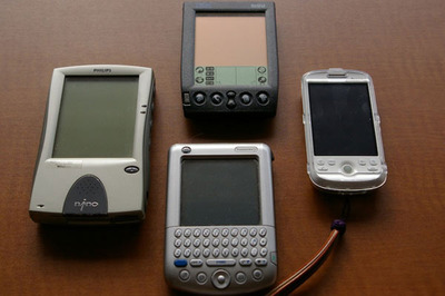 図1　想い出のマシン達とHT-03A。上から右回りで，IBM WorkPad，ご存知HT-03A，Palm Tungsten C，PHILIPS nino