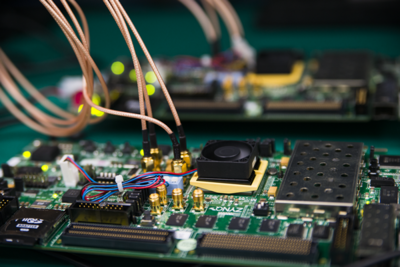 写真4　評価基板はXilinx製ZC706で，FPGAにエンコーダとデコーダがインプリされている。実際のシステムにどのような形でFPGAを組み込むかは現在検討中とのこと