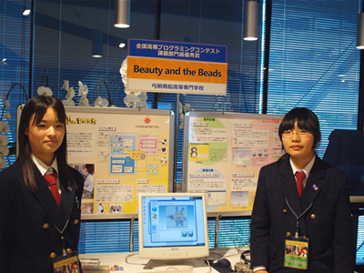「今は5人で開発しています」と小柳亜由美さん（左）と長尾詩織さん（右）。ぜひとも1000speakersで話してほしい