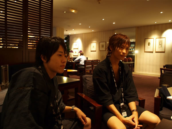 写真3：インタビュー開始からしばらくして、カフェの前を通りかかった加藤君と中島君も加わってくれました