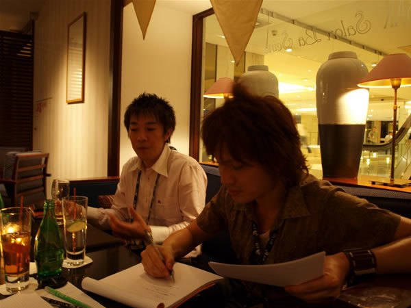 写真1：夕食後、ホテルのカフェで小板先生にインタビュー