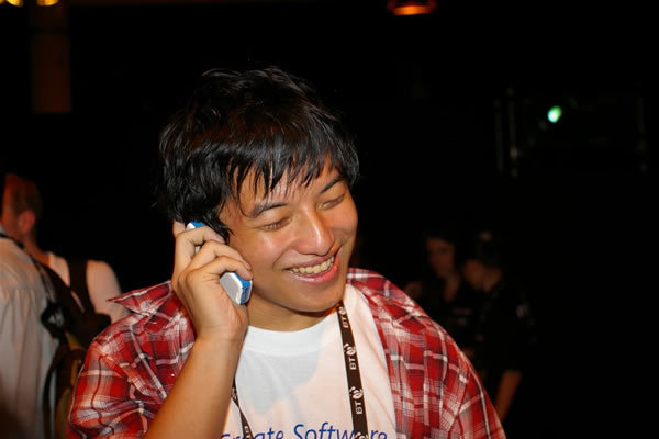 写真1：日本で待つ両親に、受賞報告の電話をする高橋君