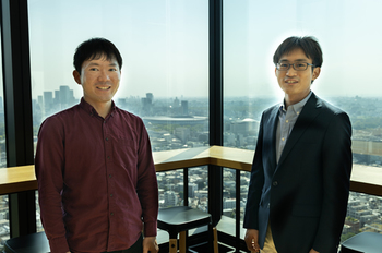 LINE Blockchain Engineeringチーム Software Engineerの高橋史季氏（左），高瀬亮氏（右）