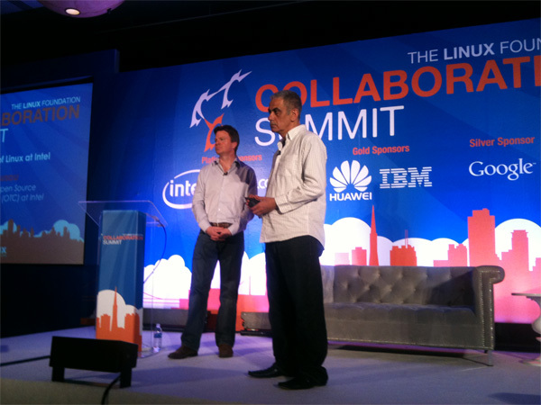 Collaboration Summit基調講演の模様、左はご存じLinux FoundationのExecutive Director、Jim Zemlin氏、右はインテルOpen Source Technology Center
（OTC）ディレクターのImad Sousou氏