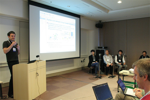 LinuxCon Japan 2011仮想化ミニサミット パネルのひとコマ、左端は筆者