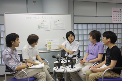 ニコニコ動画のシステム構成について説明する，福冨さん（一番右）