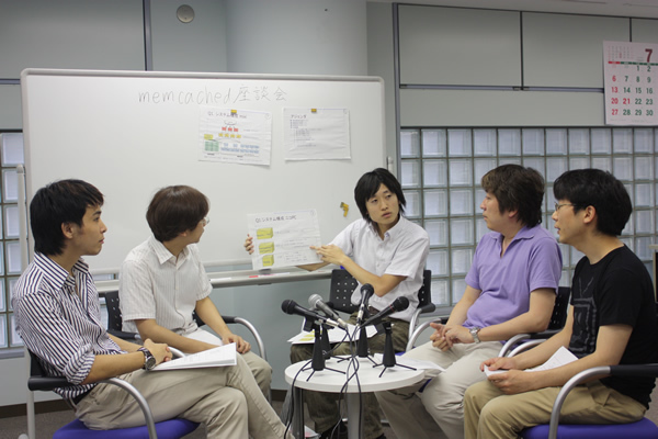 ニコニコ動画のシステム構成について説明する、福冨さん（一番右）