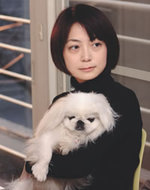 取締役でデザイナーの高岡桃子さんと，愛犬のあめちゃん（写真：上松尚之）