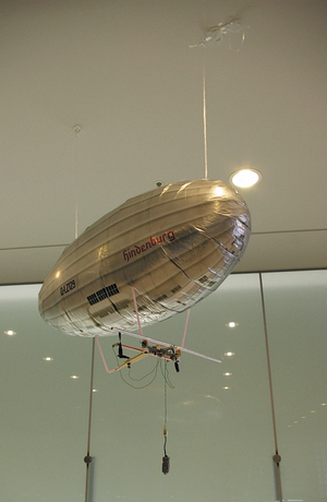 飛行船はヘリウムガスで浮いていますが，動かないように天井から紐で固定しています（写真：編集部）