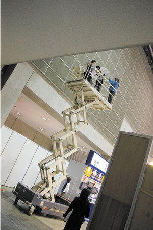 ESEC会場内の撮影では，ゴンドラで5メートルの高さまで上がりました。