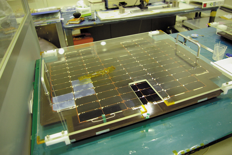 開発中の人工衛星に付けられる太陽電池パネル。
