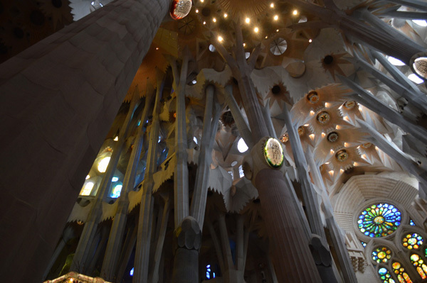2010年から公開されている礼拝堂の内部。ガウディは柱を樹木からイメージしてこの礼拝堂を設計し、VRやCADなどの登場で完成に至る。「ガウディのデザインは100年以上経っても決して古びることはない」とヴィラ氏。むしろ100年以上経ってテクノロジがようやくガウディの思想に追いついたといえる