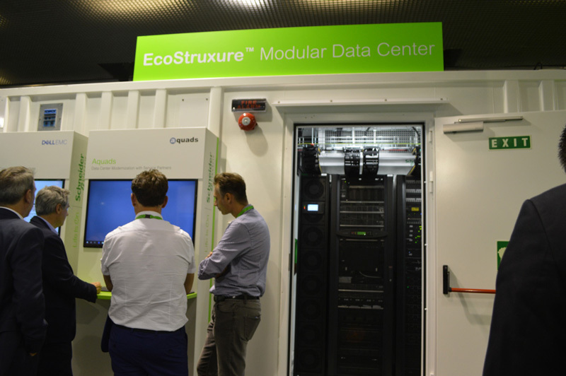 現在は「EcoStruxure Modular Data Center」として提供されているオールインワンのモジュラー型データセンター。サグラダファミリアにもほぼこれと同じタイプのプレハブが導入されている