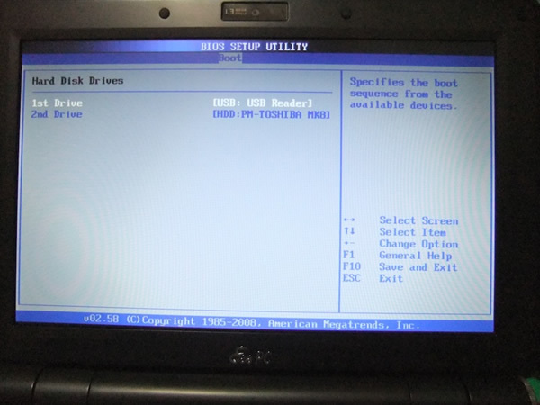 Eee PCのBIOSで、USBメモリを起動ディスクに指定している様子