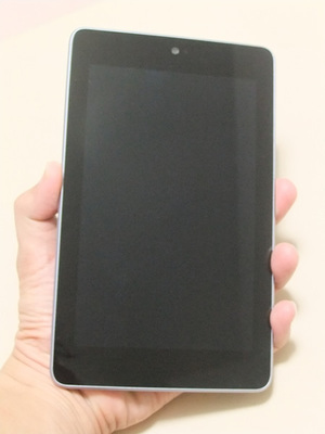 Nexus 7を手に持った時の様子。何とか片手で持てるサイズ