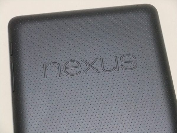 Nexus 7の背面。ラバーコーティングが良い滑り止めになっているが……