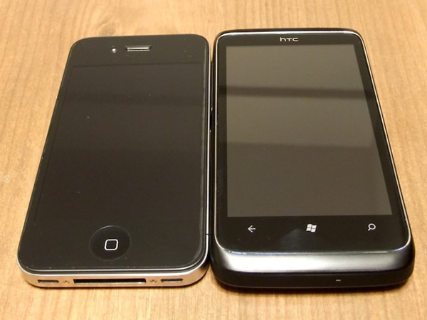 iPhone 4との大きさ比較。見た感じは、ほとんど変わらない