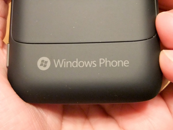 ラバーコーティングされた裏面。誇らしげに「Windows Phone」のロゴが配置されているが、コーティングの耐久性が気になる