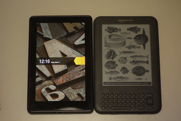 写真1　Kindle Fireと第三世代のKindleの比較