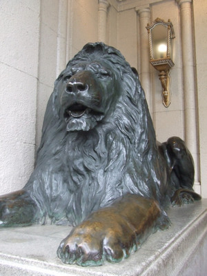 三越のシンボルライオン像。
