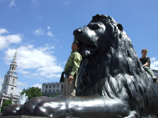 図1　ロンドンのトラファルガー広場のライオン像。
