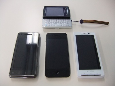 iPhone 4を中心に，左からMilestone XT720，Xperia X10，Xperia X10 mini pro。Androidケータイは，多くの選択がある。