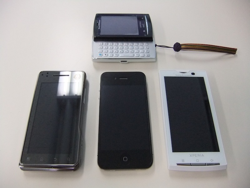 iPhone 4を中心に、左からMilestone XT720、Xperia X10、Xperia X10 mini pro。Androidケータイは、多くの選択がある。