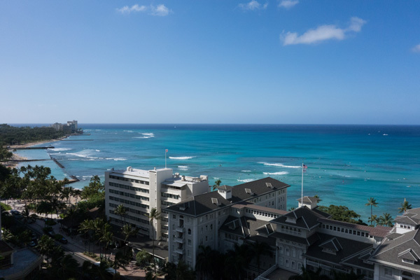 ホテルから見えるワイキキのビーチ。やはりハワイの海は青い！