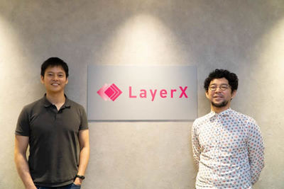 今の時代のDX，そして，エンジニアにとってのDXが持つ意味について，株式会社LayerX エンジニアである三津澤サルバドール将司氏（右），鈴木研吾氏（左）にお話を伺いました