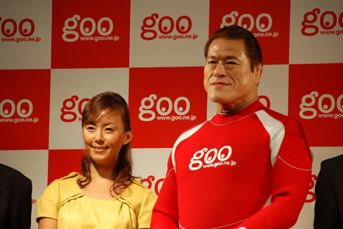 発表に登場したアントニオ猪木氏、左は「アクアプラネット」の代表を務める女優の田中律子さん
