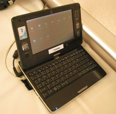 Turbolinux Client 2008がインストールされた工人舎のモバイルノートPC。