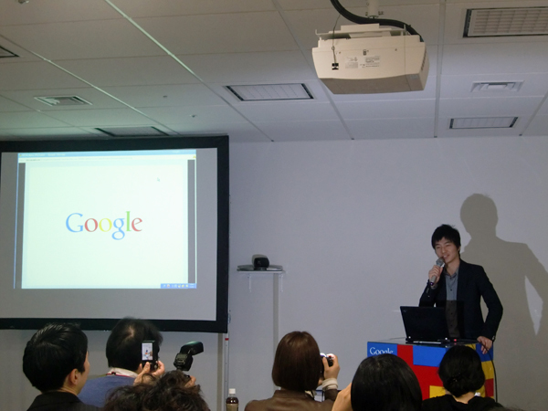 Google Buzzについて説明する、プロダクトマネージャーの倉岡寛氏