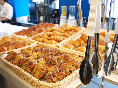 カフェタイムでは，セルリアンタワーと提携して作られている，焼き立てのパンを食べられる。