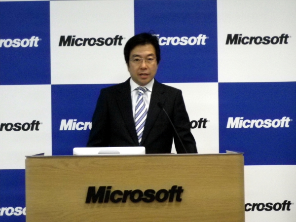 2012年度経営方針について発表する日本マイクロソフト株式会社代表執行役社長 樋口氏。「2011年度は、Windows 7やOffice 2010、クラウド事業、社名変更や本社移転をはじめ、日本マイクロソフトとして着実に進化できた年だった」と振り返った