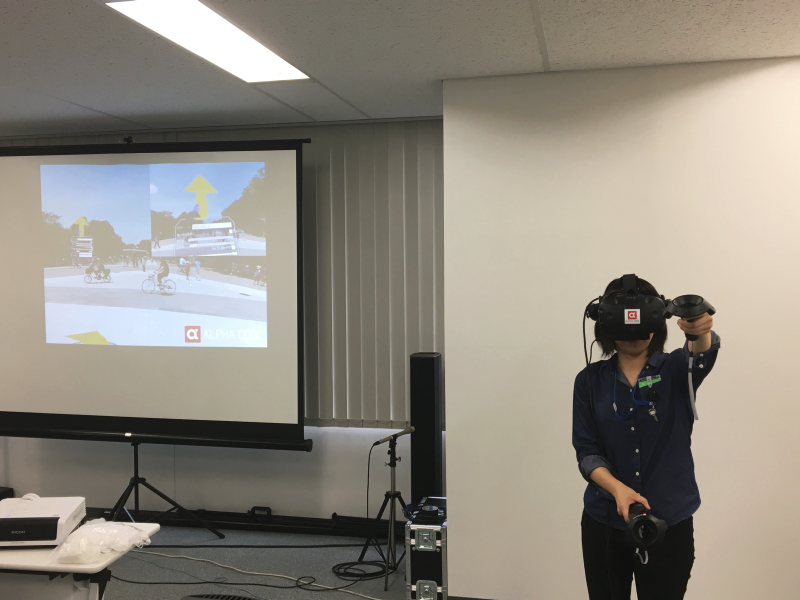発表会にて、同社社員によるVRコンテンツの編集のデモが行われた。専用のVRデバイス（HMDおよびコントローラ）を使いながら、VR空間内で編集を行っている様子
