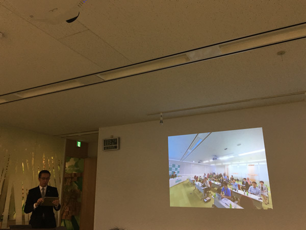 発表会中、THETAで撮影した360度画像を使ったデモンストレーションを行う、同社ネットサービス事業本部製品技術部長 中嶋誠氏