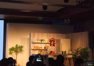 発表会の最中、キッチンやリビングを想定したGoogle Home/Google Home miniの利用シーンをイメージしたデモが行われた