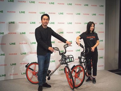 資本業務提携を締結したLINE株式会社代表取締役社長出澤剛氏（左）とモバイク・ジャパン株式会社創業者Hu WeiWei氏（右）