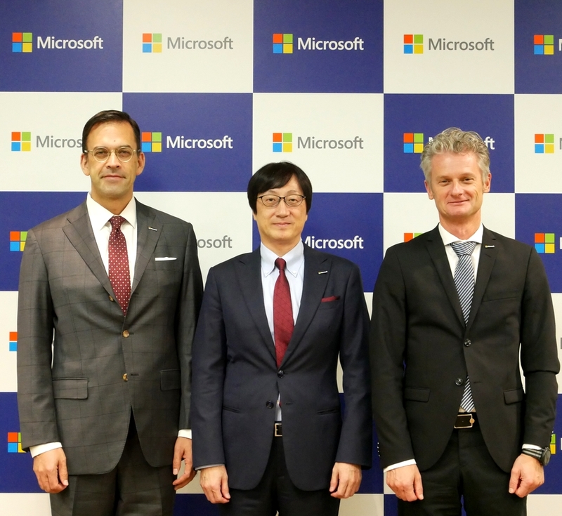写真中央が、日本マイクロソフト新代表取締役社長 吉田仁志氏。左が前任の平野拓也氏、右がMicrosoft AsiaのRalph Haupter氏