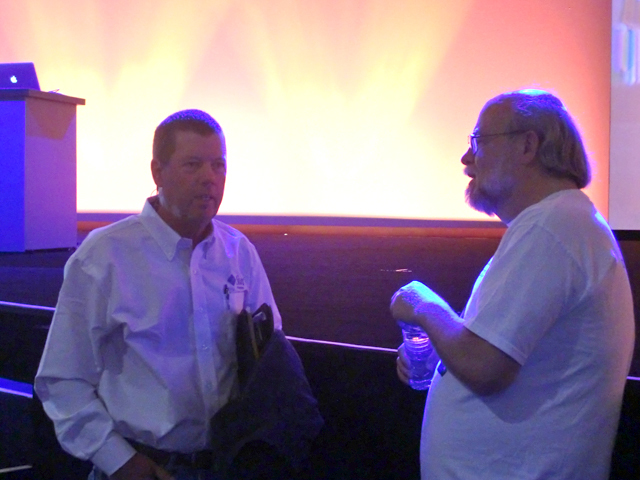 写真2　開幕前に談笑するScott McNealy氏（左）とJames Gosling氏（右）