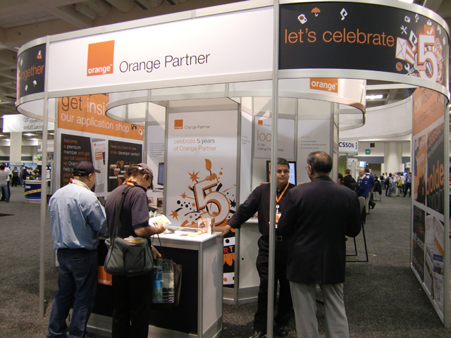写真6　Orange Partnersのブース。ブースの中をいくつかのブロックに分けてアプリケーションのデモを行っていました