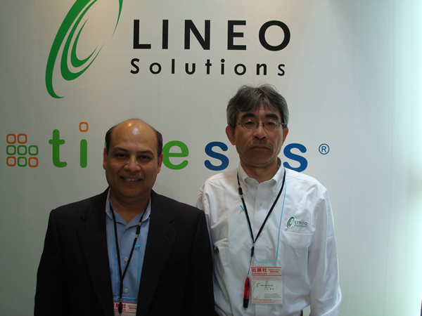 Timesys社CEOのAtul Bansal氏（左）とリネオソリューションズ代表取締役社長の二木健至氏（右）