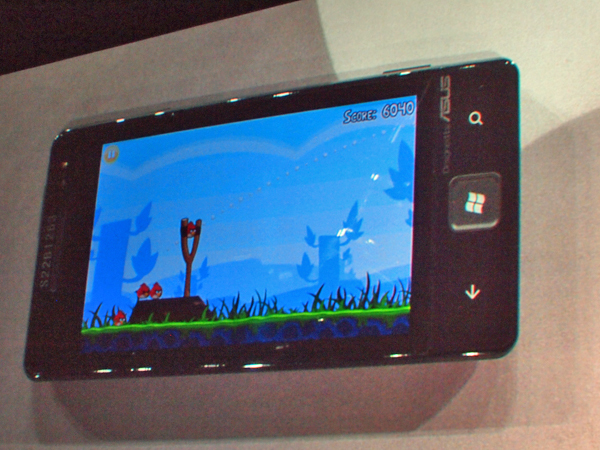 バックで音楽を演奏しながら、スマホアプリとして大人気のAngry Birdsを動かしている。なお、Windows Phone 7版のAngry Birdは5月25日にリリース予定とのこと