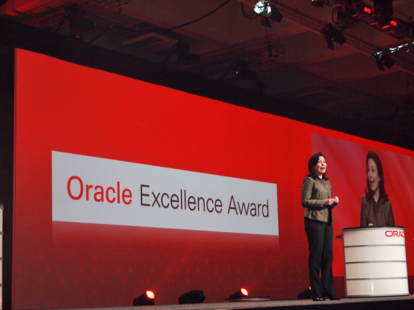 Sim氏の後に登場した、Oracle President, Safra Catz氏。Oracle Excellence Awardsのプレゼンターを務めた。