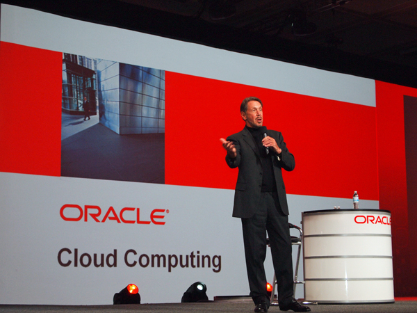 Oracle CEO, Larry Ellison氏。冒頭でAmerica's Cup優勝の報告を、<wbr>ビデオとともに行った。