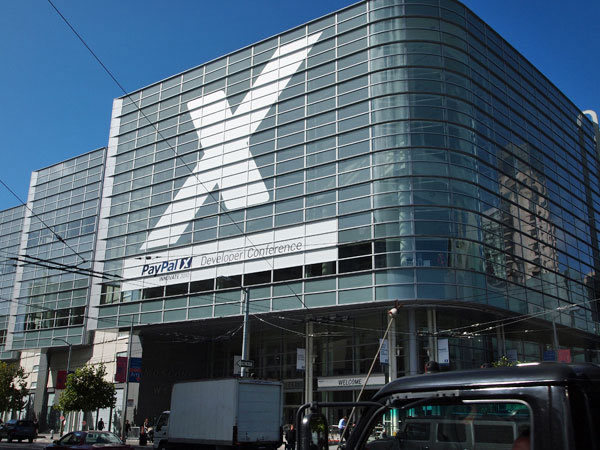 会場となったMoscone Westの外壁には、PayPal開発者のシンボルでもある「X」の文字が
