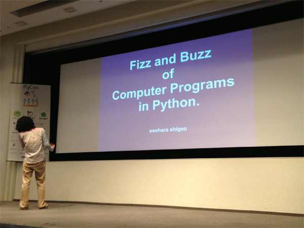 PythonでFizz and Buzzを書く話、英語の発表なのですが、時折混ざる日本語が会場の笑いを誘っていました