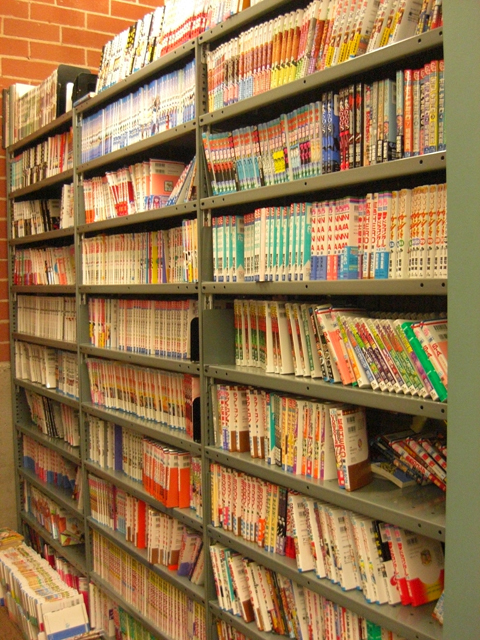 写真11：フロアの一角は、日米で販売されているマンガの書庫で占められています