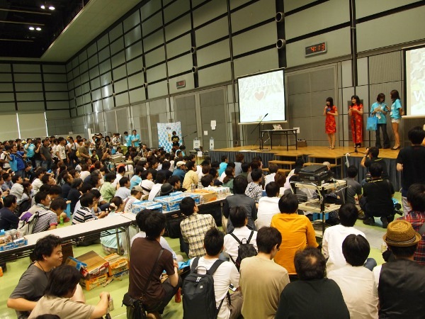 会場中央に舞台を作り、まわりを参加者が囲むという形式で開催された
