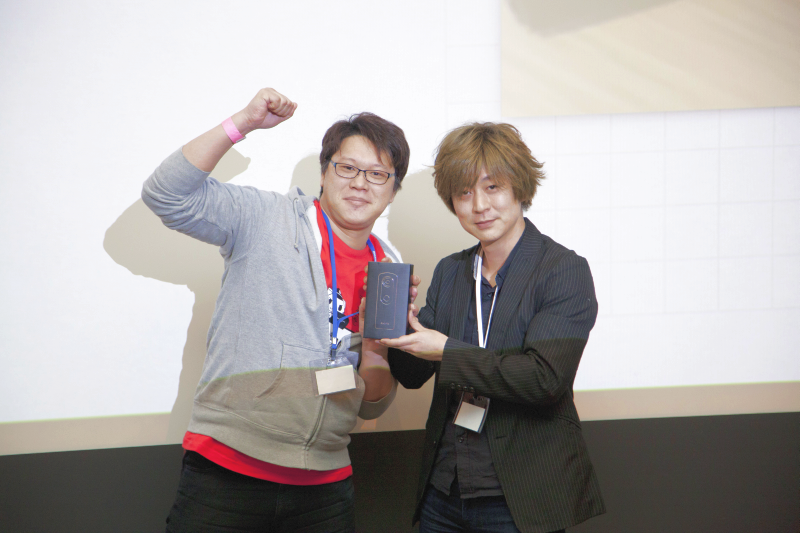 ベストトーク賞を受賞した曽根壮大氏（左）。ベストトーク賞スポンサーガイアックスより商品が渡された